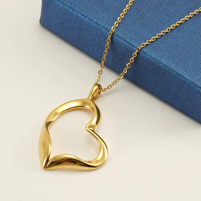 Cross-Border Stainless Steel Fashion Ins Style Heart Necklace Titanium Steel Plated 18k Gold Vintage Love Pendant Necklace